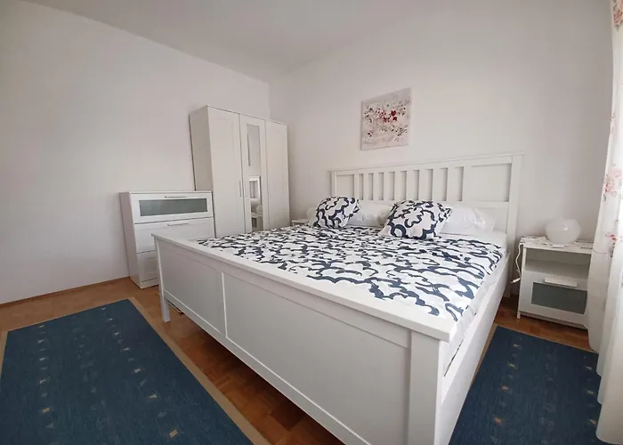 Simona 크리크베니카